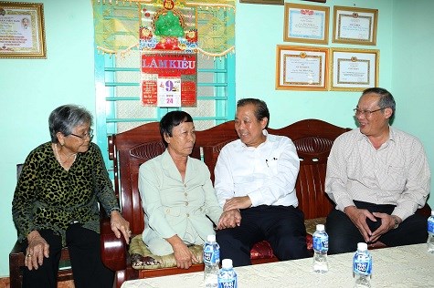 Phó Thủ tướng Trương Hòa Bình thăm, tặng quà đồng bào Chăm tỉnh Bình Thuận - ảnh 4